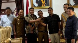 Bupati Merangin Syukur juru damai kedua pihak TAPD antaran Pimpinan DPRD disaksikan wakil bupati Merangin Khafid dan ketua partai 