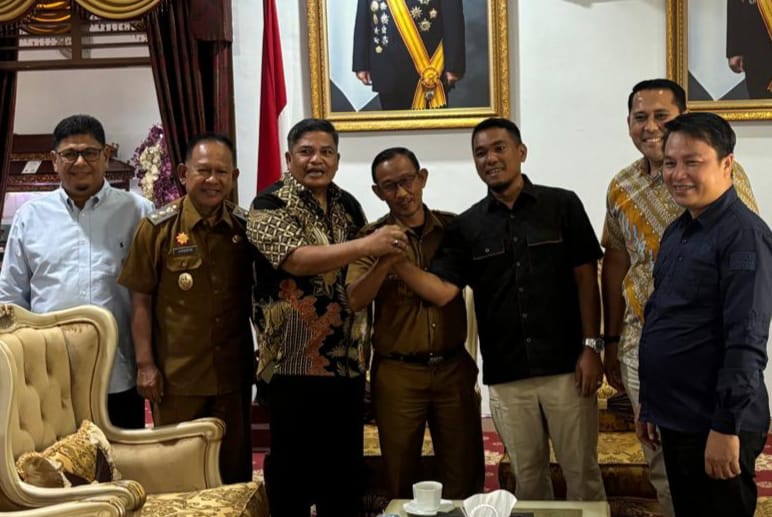 Bupati Merangin Syukur juru damai kedua pihak TAPD antaran Pimpinan DPRD disaksikan wakil bupati Merangin Khafid dan ketua partai 