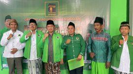 KETERANGAN: Ketua dan jajaran pengurus DPC PPP Bangkalan bersama kader saat pelaksanaan Muskercab dan menegaskan dukungan kepada H. Mardiono untuk kembali memimpin PPP.(Foto/Istimewa).