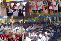 Foto bersama masyarakat dengan ustadz kondang 