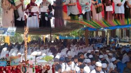 Foto bersama masyarakat dengan ustadz kondang 