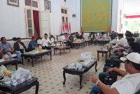 KETERANGAN: Doa dan dukungan dari ratusan kepala desa serta kiai muda di Pendopo Agung Bangkalan.(Foto/Istimewa)