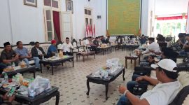 KETERANGAN: Doa dan dukungan dari ratusan kepala desa serta kiai muda di Pendopo Agung Bangkalan.(Foto/Istimewa)