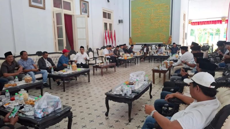 KETERANGAN: Doa dan dukungan dari ratusan kepala desa serta kiai muda di Pendopo Agung Bangkalan.(Foto/Istimewa)