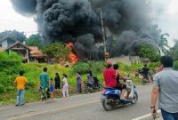 Gudang minyak terbakar 