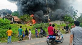 Gudang minyak terbakar 