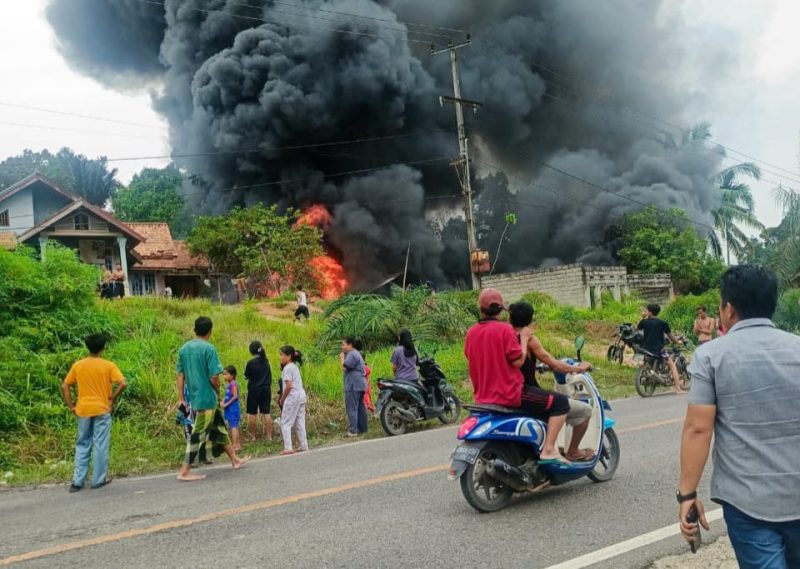 Gudang minyak terbakar 