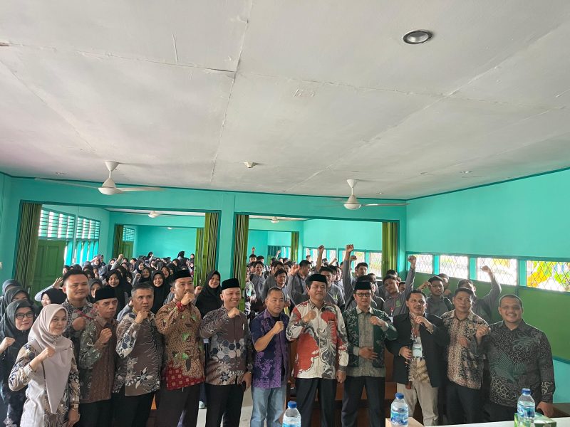 Ratusan mahasiswa foto bersama rektor IAI SMQ BANGKO 