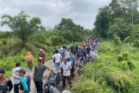 Masyarakat pasang patok batas tanah 
