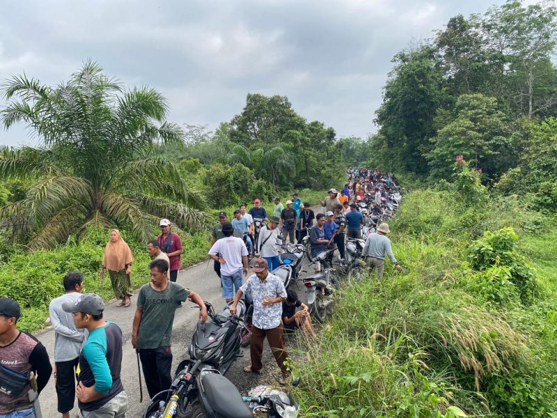 Masyarakat pasang patok batas tanah 