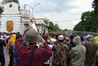 Massa SPI unjuk rasa didepan gerbang komplek perkantoran Pemkab Tebo/foto: dok jambiprima.com