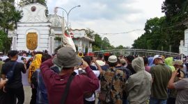 Massa SPI unjuk rasa didepan gerbang komplek perkantoran Pemkab Tebo/foto: dok jambiprima.com