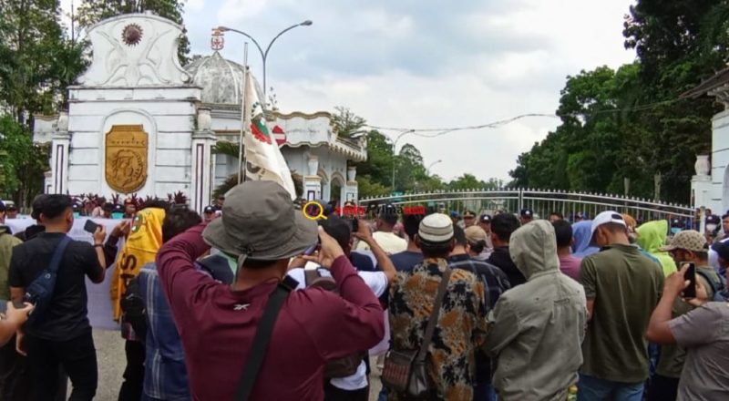 Massa SPI unjuk rasa didepan gerbang komplek perkantoran Pemkab Tebo/foto: dok jambiprima.com