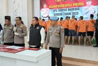 Wakapolres didamping Kasat Narkoba, Kasi Humas dan Kasi Propam Polres Pamekasan saat konfrensi pers Operasi Tumpas Semeru 2025.