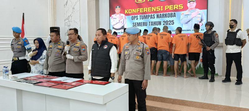 Wakapolres didamping Kasat Narkoba, Kasi Humas dan Kasi Propam Polres Pamekasan saat konfrensi pers Operasi Tumpas Semeru 2025.