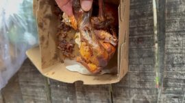 Salah satu konsumen sedang menunjukkan bebek yang diduga tidak disembelih, viral di media sosial