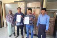 Budi Santoso dan Faridatul Hasanah saat menujukkan bukti laporan didampingi anaknya