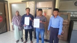 Budi Santoso dan Faridatul Hasanah saat menujukkan bukti laporan didampingi anaknya