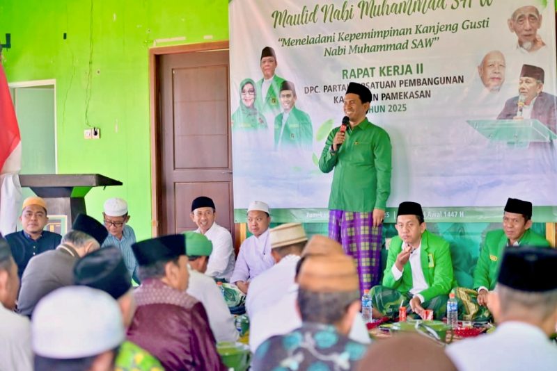Ketua DPC PPP Pamekasan, Wazirul Jihad, memberikan sambutan acara peringatan Maulid Nabi Muhammad SAW dan rapat kerja II di Aula setempat, Minggu (14/9/2025).