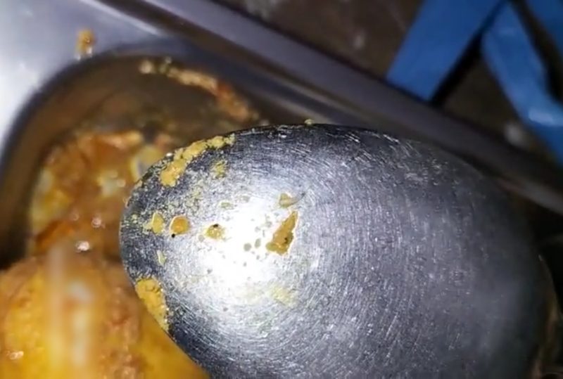 Siswa menunjukkan belatung yang masih hidup dalam porsi makan bergizi gratis