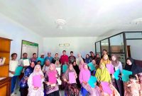 Foto lurah BPN bagikan sertifikat PTSL kepada masyarakat mampun