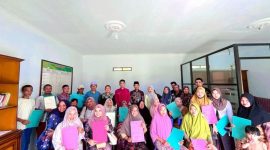 Foto lurah BPN bagikan sertifikat PTSL kepada masyarakat mampun