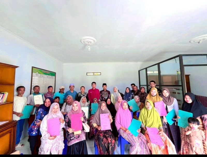 Foto lurah BPN bagikan sertifikat PTSL kepada masyarakat mampun