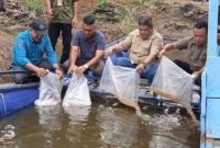 Foto Penyebaran benih ikan/dokumen -transatu id