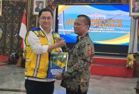 KETERANGAN:Rektor UTM, Prof. Dr. Safi, menyerahkan proposal hibah Rest Area Suramadu kepada Staf Ahli Kementerian PUPR, Yongky, dalam forum rapat dengar pendapat.(Dok:Foto Istimewa)