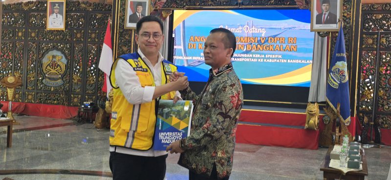 KETERANGAN:Rektor UTM, Prof. Dr. Safi, menyerahkan proposal hibah Rest Area Suramadu kepada Staf Ahli Kementerian PUPR, Yongky, dalam forum rapat dengar pendapat.(Dok:Foto Istimewa)