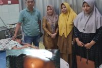 Lurah Mampun Sapuan bersama staf Dinsos mengantar Warganya Savira Putri terkena penyakit Tumor 