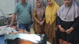 Lurah Mampun Sapuan bersama staf Dinsos mengantar Warganya Savira Putri terkena penyakit Tumor 