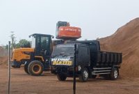 Alat berat saat bekerja di lokasi timbunan pasir yang diduga ilegal di Desa Blaban Kec. Batumarmar Pamekasan.