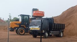 Alat berat saat bekerja di lokasi timbunan pasir yang diduga ilegal di Desa Blaban Kec. Batumarmar Pamekasan.