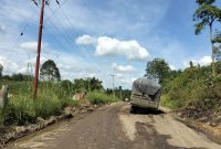 Tronton Angkutan Batu Bara Terperosok ke Dalam Lobang Diruas Jalan- Simpang Niam Lubuk Kambing, Pada Jum'at (3/10/2025). (Dok: jambiprima.com)