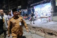 Wali Kota Jambi, Dr. dr. H. Maulana, M.K.M tinjau pembangunan pedestrian Talang Banjar.