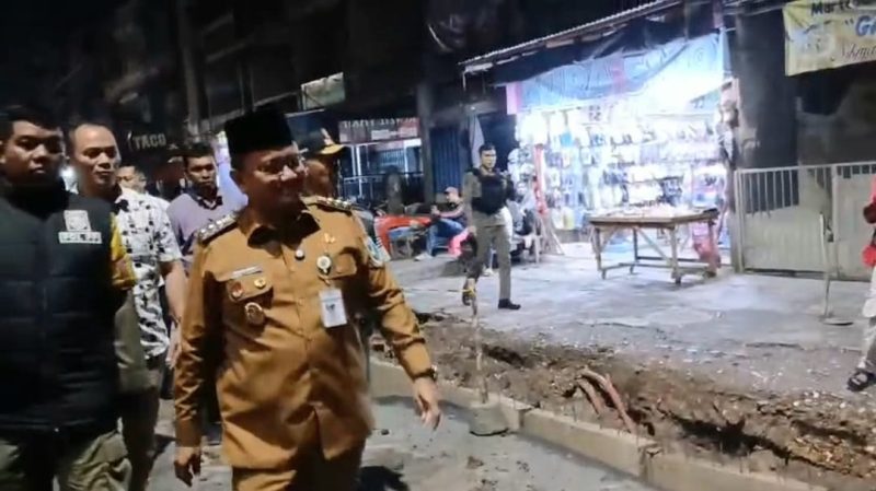 Wali Kota Jambi, Dr. dr. H. Maulana, M.K.M tinjau pembangunan pedestrian Talang Banjar.