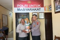 Kapolsek Bangko AKP Ramadhan Agustinsya serahkan bibit jagung untuk program ketahanan pangan ke kades 