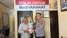 Kapolsek Bangko AKP Ramadhan Agustinsya serahkan bibit jagung untuk program ketahanan pangan ke kades 