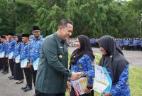 Bupati Merangin Salami 1375 pppk setelah dilantik dan menyerahkan SK
