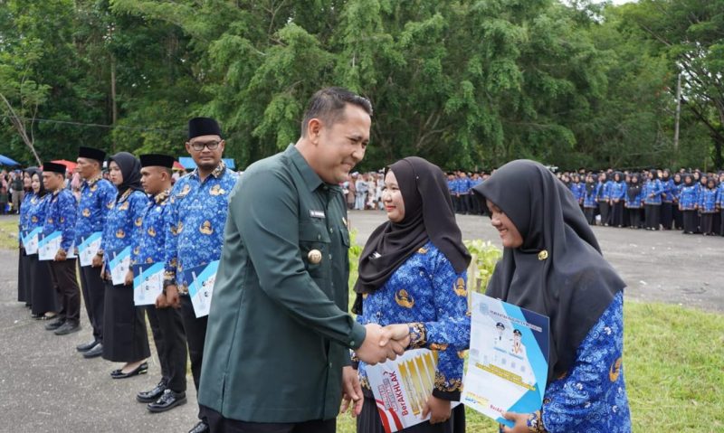 Bupati Merangin Salami 1375 pppk setelah dilantik dan menyerahkan SK