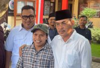 Wakil Ketua DPRD Bangkalan, H. Fatkhurrahman terlihat merangkul Ma’rub alias Aruf Kenzo