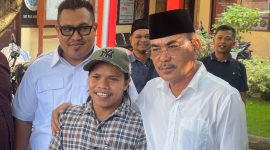 Wakil Ketua DPRD Bangkalan, H. Fatkhurrahman terlihat merangkul Ma’rub alias Aruf Kenzo