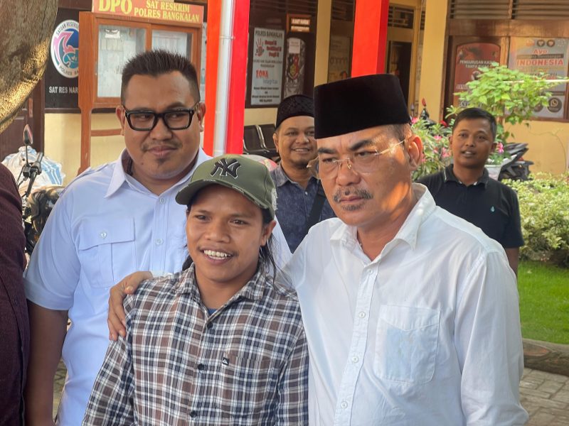 Wakil Ketua DPRD Bangkalan, H. Fatkhurrahman terlihat merangkul Ma’rub alias Aruf Kenzo