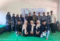 Mahasiswa KKN UTM foto bersama dengan jajaran Guru SDN Ponteh 1