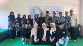 Mahasiswa KKN UTM foto bersama dengan jajaran Guru SDN Ponteh 1
