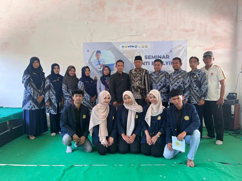 Mahasiswa KKN UTM foto bersama dengan jajaran Guru SDN Ponteh 1