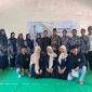 Mahasiswa KKN UTM foto bersama dengan jajaran Guru SDN Ponteh 1