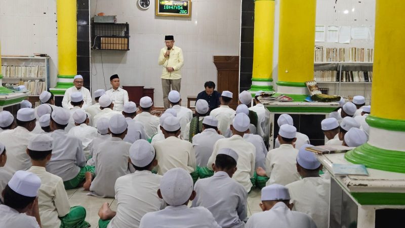 Anggota DPR RI Dapil Jambi Drs H. Cek Endra di Pondok Pesantren Nurul Jadid di Desa Pasar, Kecamatan Singkut, Sarolangun (Ahmad)