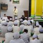 Anggota DPR RI Dapil Jambi Drs H. Cek Endra di Pondok Pesantren Nurul Jadid di Desa Pasar, Kecamatan Singkut, Sarolangun (Ahmad)
